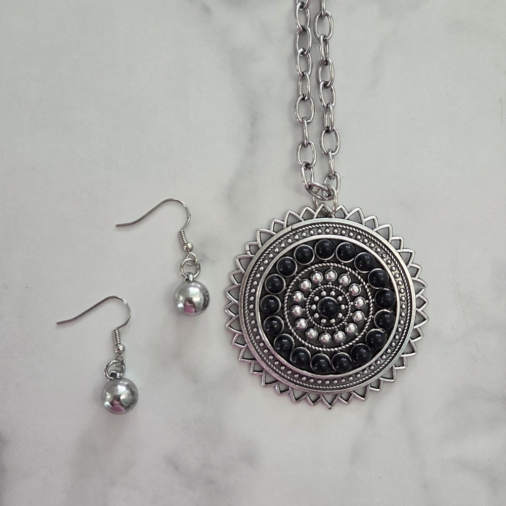 Paparazzi Bold Silver Sunburst Pendant Necklace & Earrings Set - Picture 7 of 10